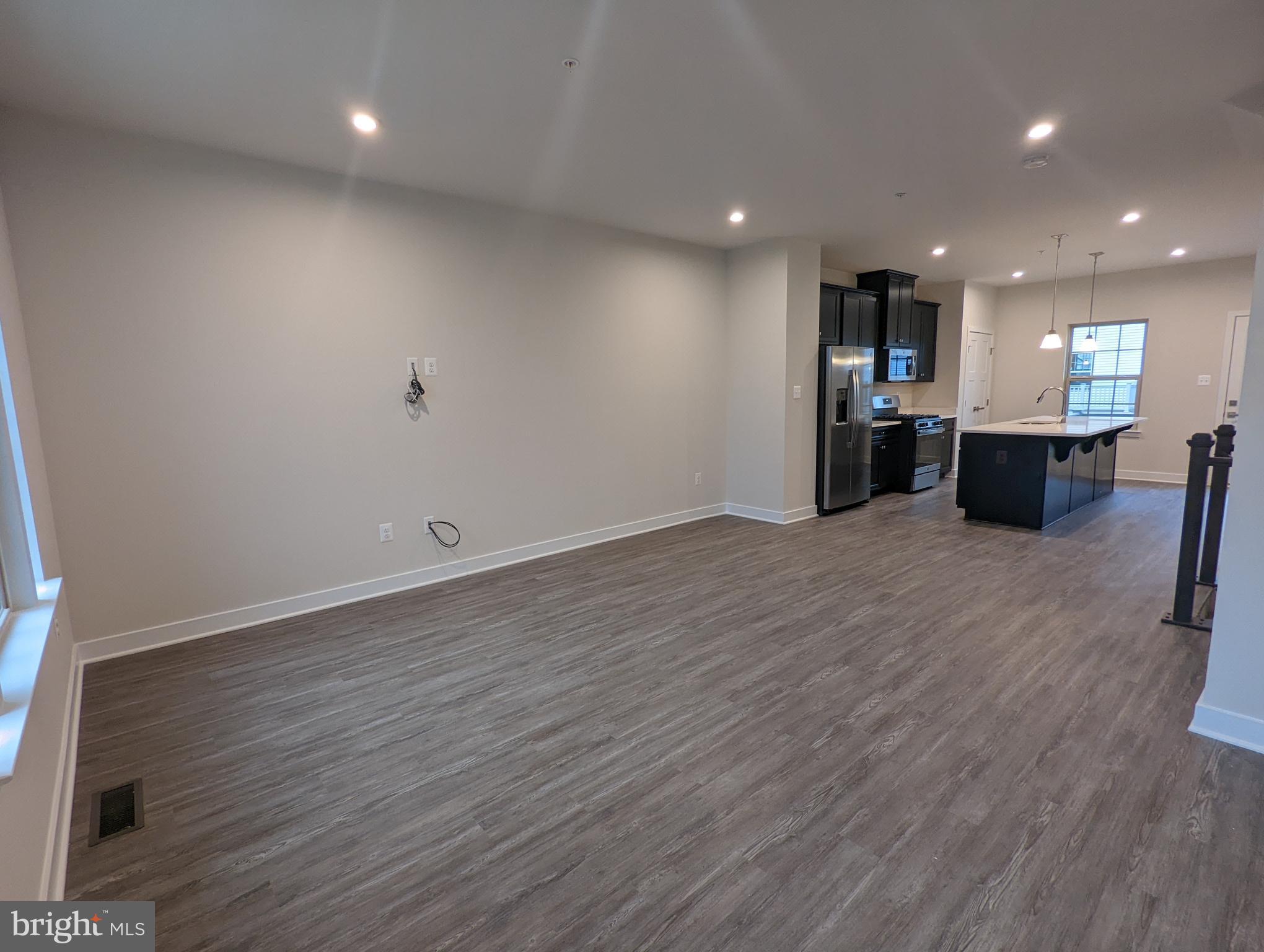 MONTGOMERY VILLAGE - Residential Lease