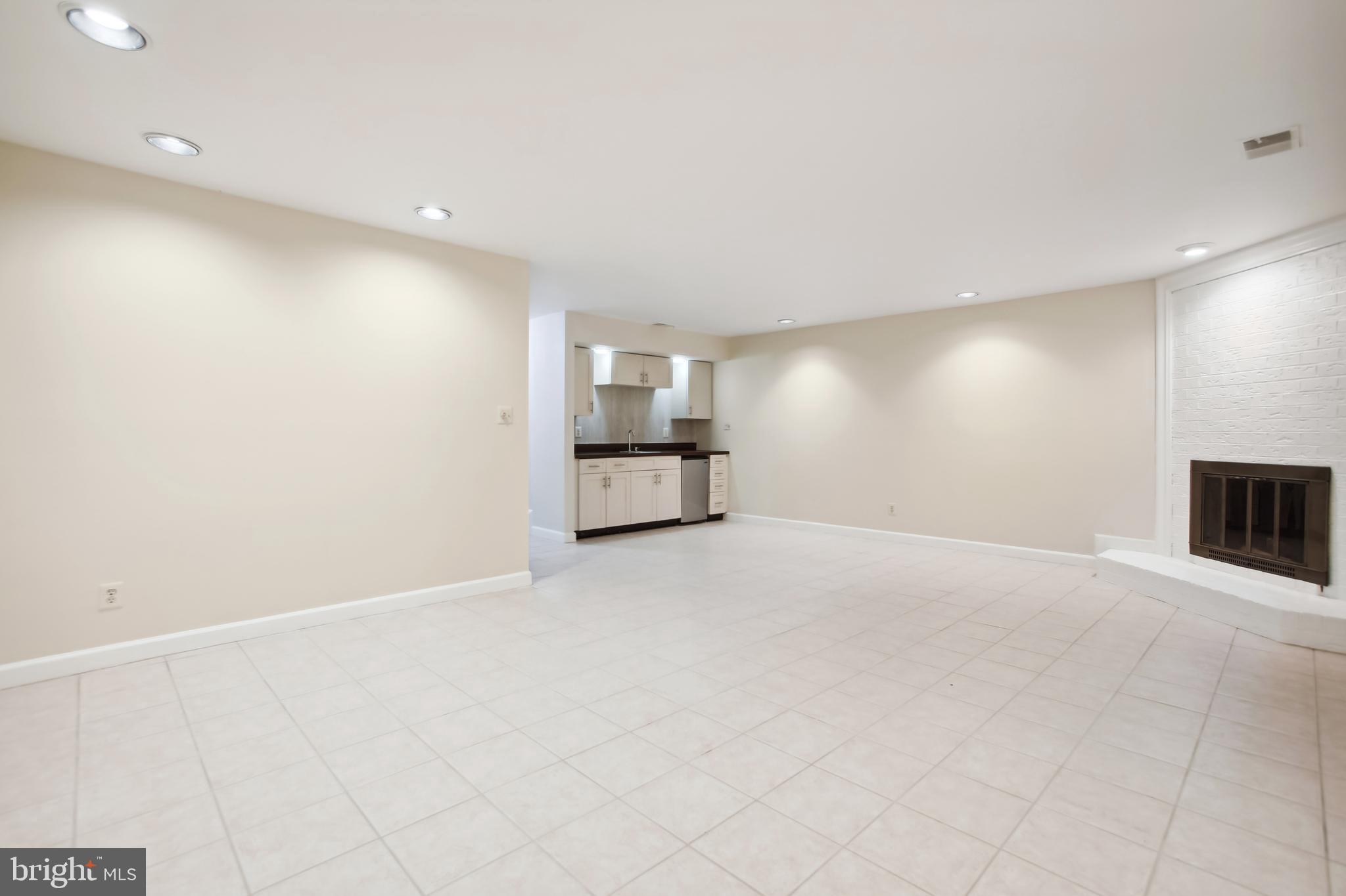 LANDMARK MEWS - Residential Lease