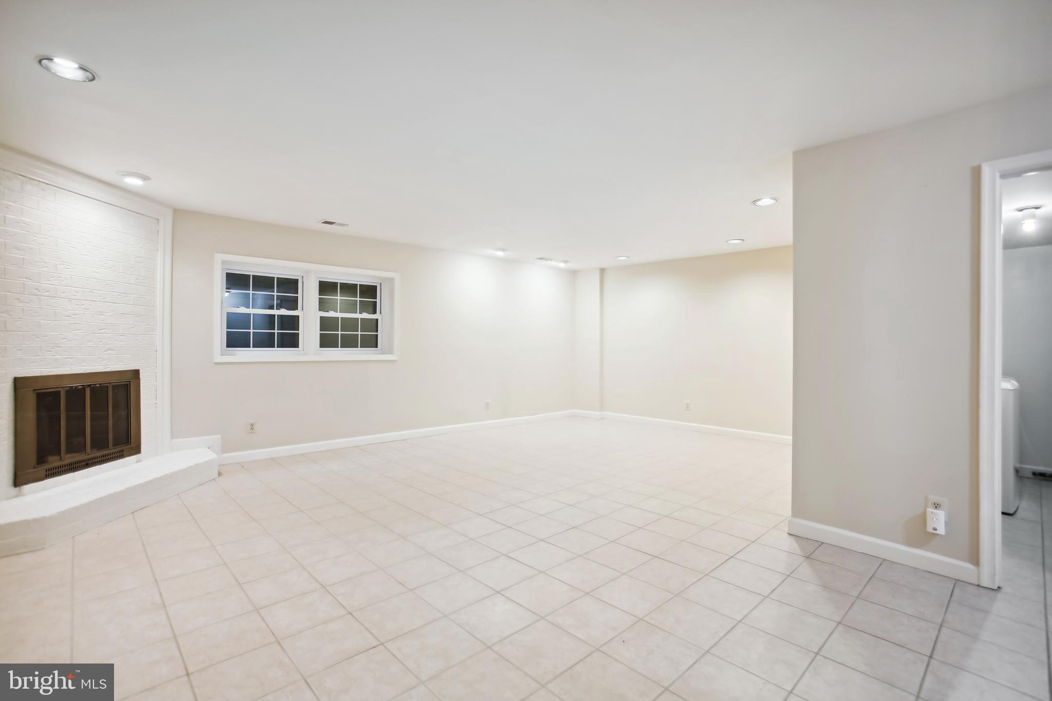 LANDMARK MEWS - Residential Lease