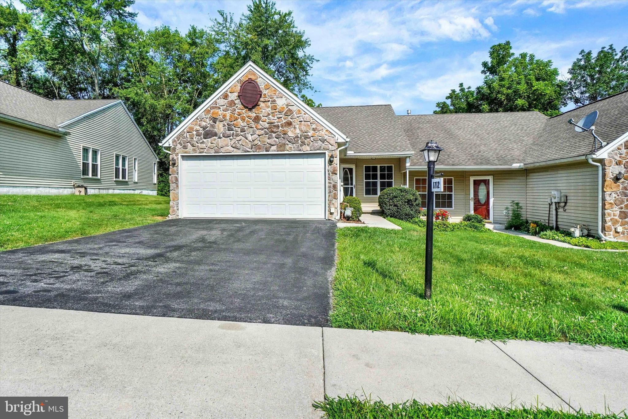 1712 BOXWOOD COURT