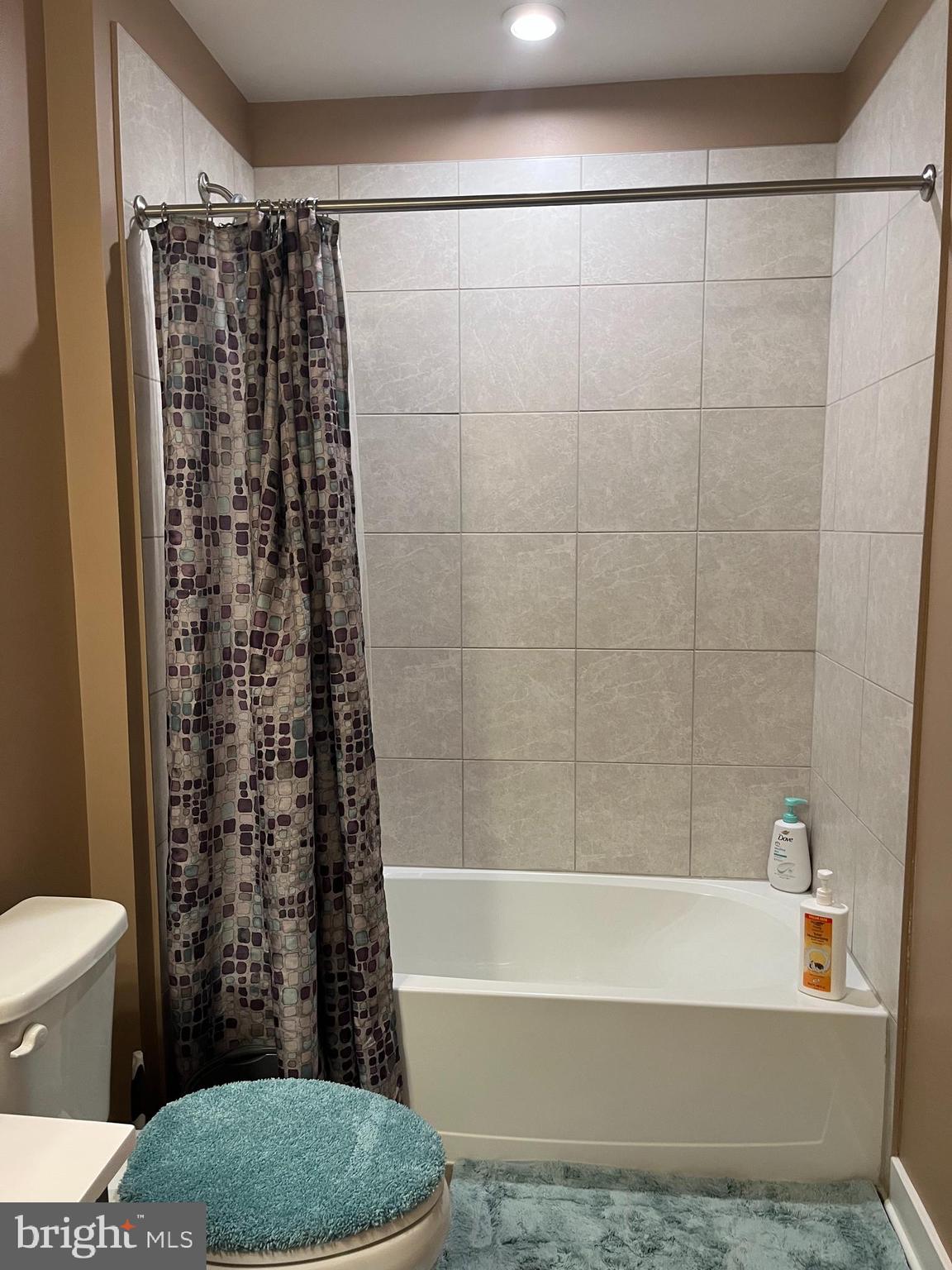 THE LAKES AT MARTINSBURG - Residential Lease