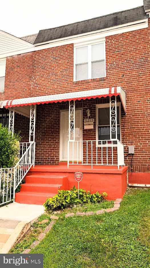 This beautifully updated home is move-in ready!
The home features a new heating and air-conditioning system and a LG washer & dryer. Enjoy laminate flooring and recessed lighting. The eat-in kitchen shines with new cabinets and new stainless steel appliances.
The partially finished basement offers flexible space for a 3rd bedroom, den, or office.
Outside, you'll find a fenced backyard and a front porch. This home is ideal for a first-time buyer or investor.
Price to Sell! Schedule a showing asap!!!