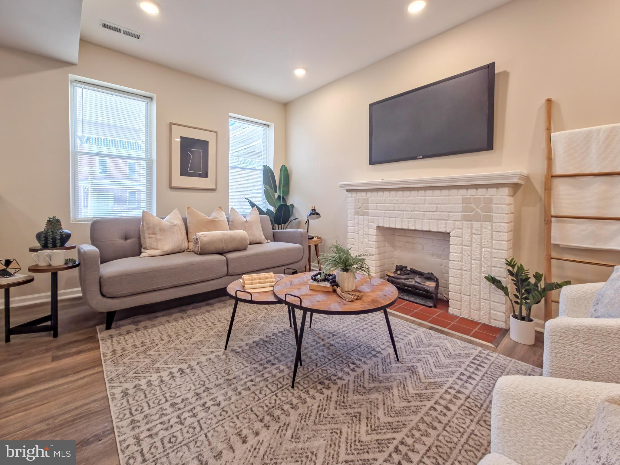 4911 QUEENSBERRY AVENUE