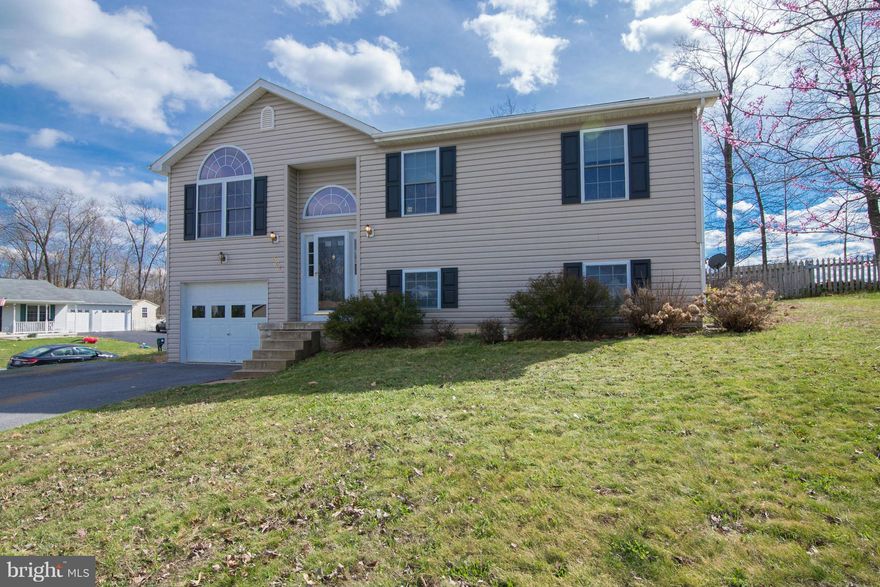 This Spacious Split Foyer Located in Popular Forest Heights s/d Offers More Bang for your Buck! With it's Open Concept Design, you'll have Plenty of Room to Entertain! The Lower Finished Rec-Rom Provides a Great Space for Overnight Guests or just Relaxing after a Long Day! The Fenced Rear Yard Boasts Mature Trees and a Huge Tiered Deck for BBQs! All this within Minutes to I81! Don't Wait!