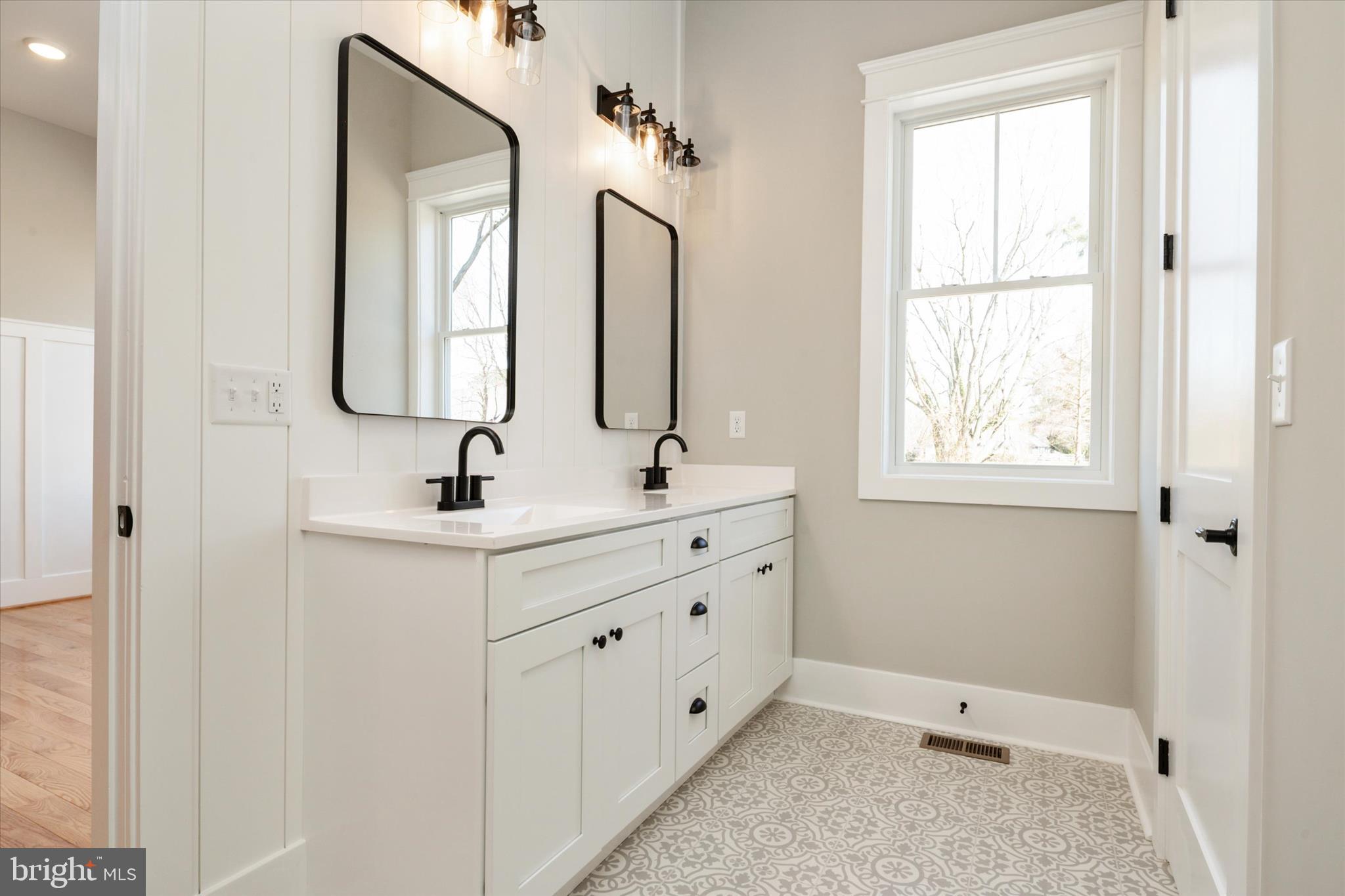 QUEEN ANNE COLONY - Residential