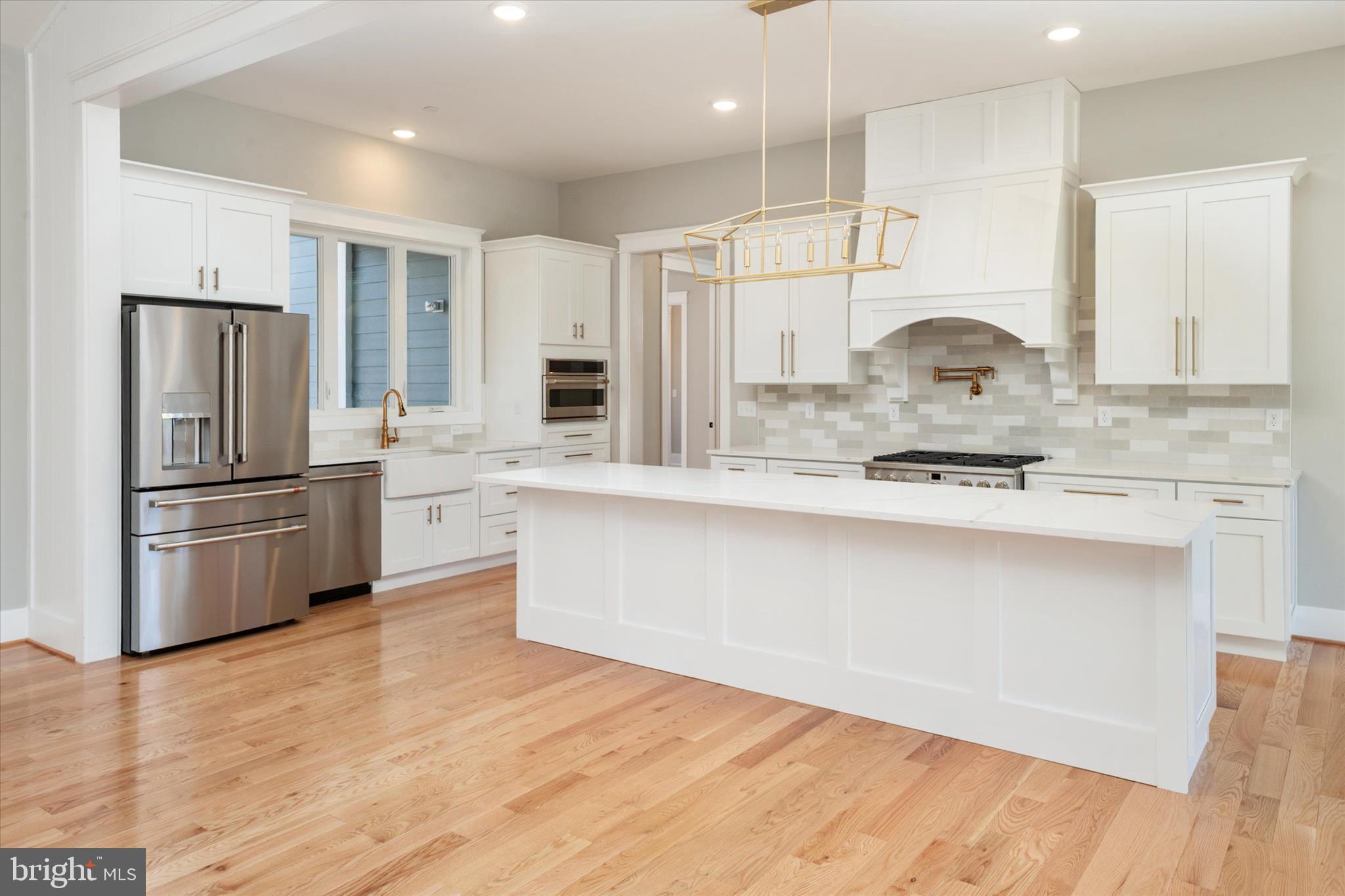 QUEEN ANNE COLONY - Residential