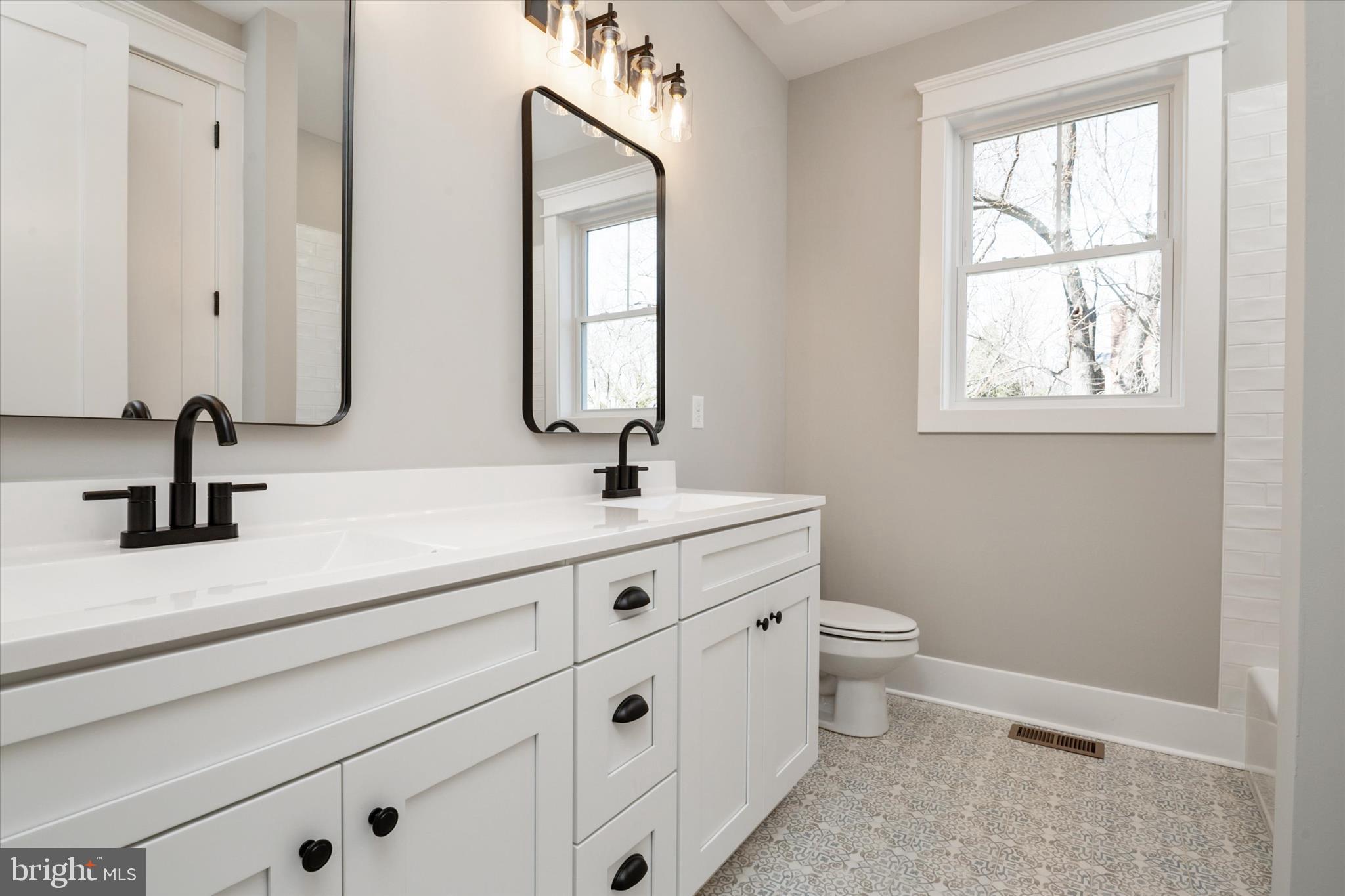 QUEEN ANNE COLONY - Residential