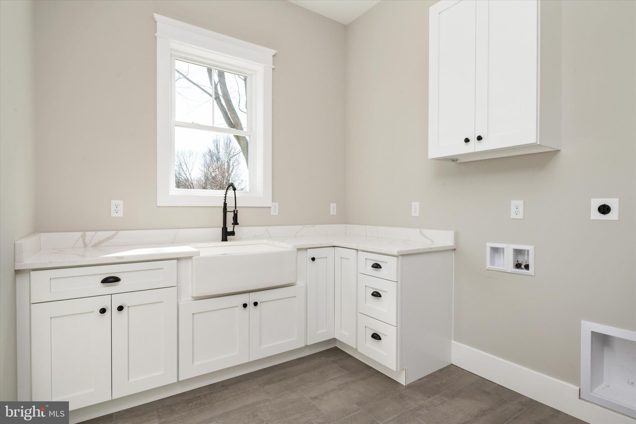 QUEEN ANNE COLONY - Residential