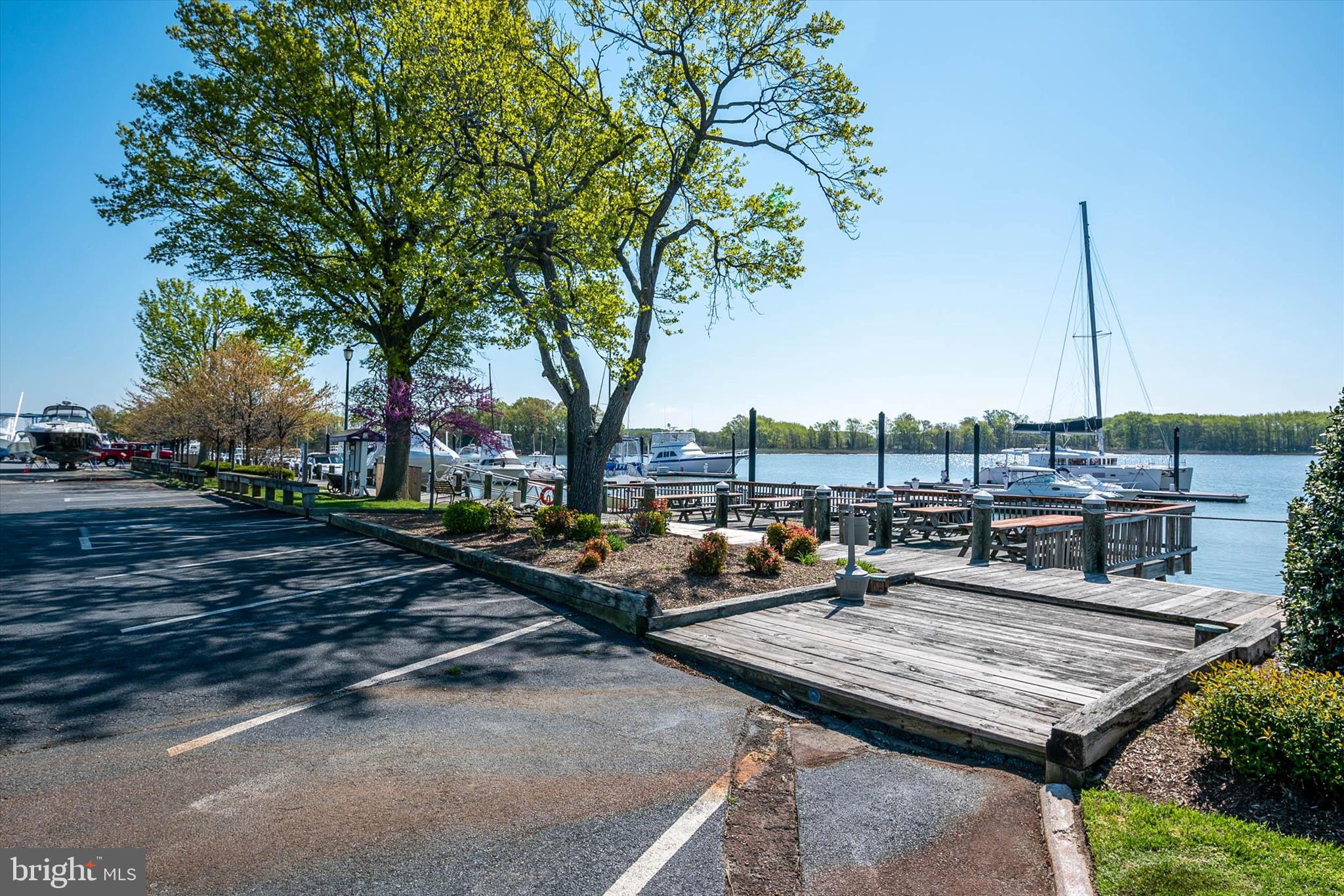 QUEEN ANNE COLONY - Residential