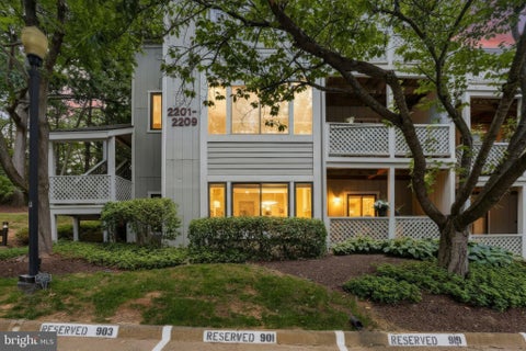 Photo of 2205 Hunters Run Drive, RESTON, VA 20191 (MLS # VAFX2342726)