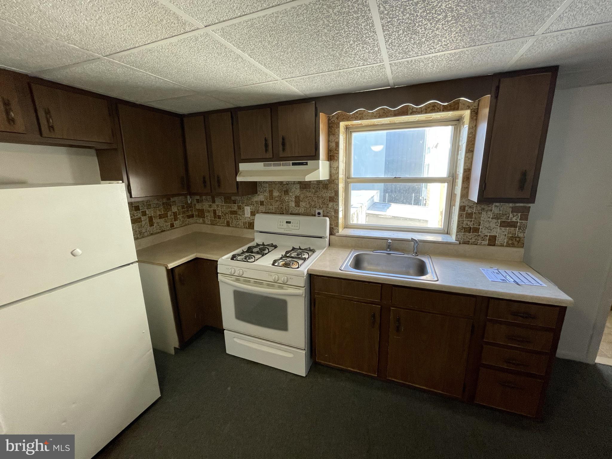 806 E PASSYUNK AVENUE 3