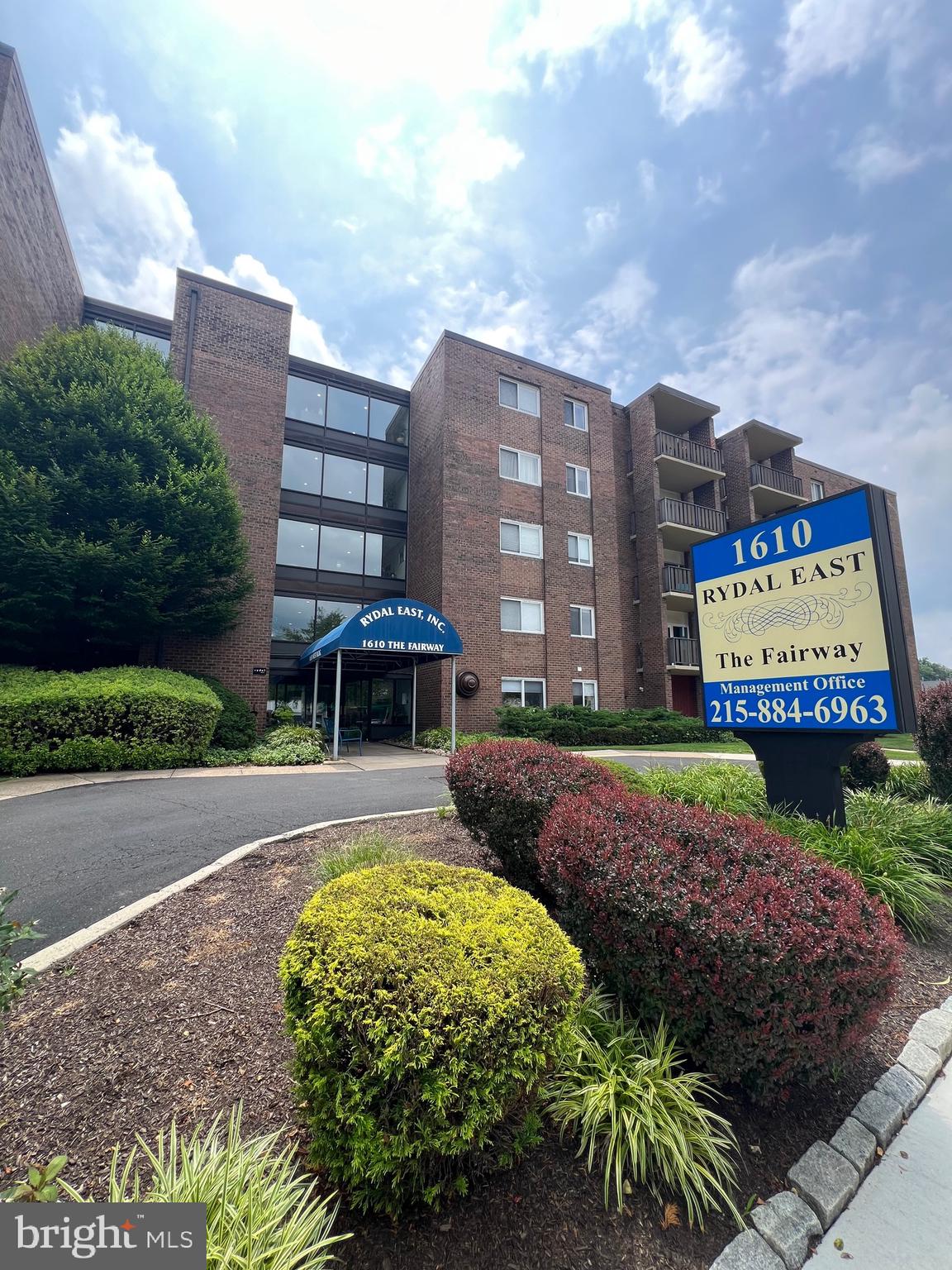 1610 THE FAIRWAY 401W