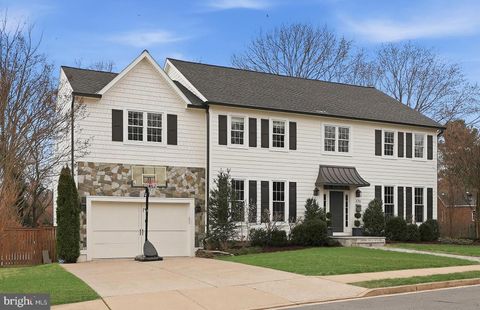 Photo of 370 Holmes Drive NW, VIENNA, VA 22180 (MLS # VAFX2295092)