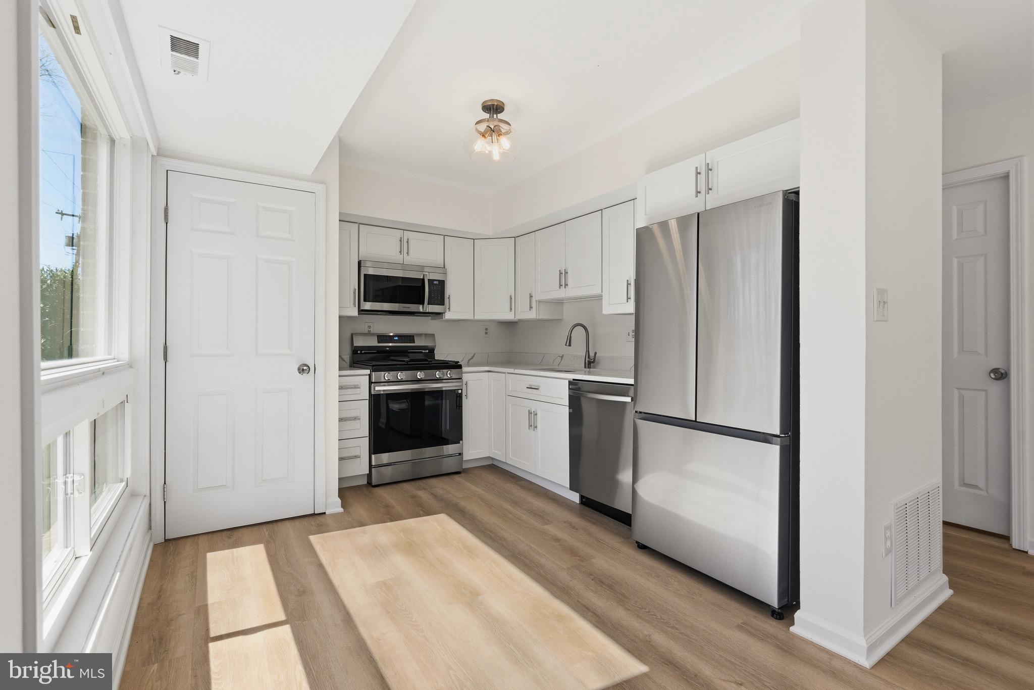 MOSBY WOODS TOWNHOUSE - Residential