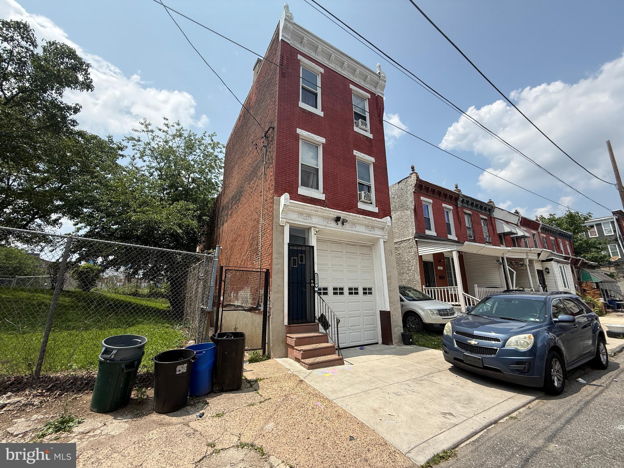 Duplex with parking!
Rental Breakdown:
1st Floor: $1,400/mo
2nd/3rd Floor: $1,000/mo