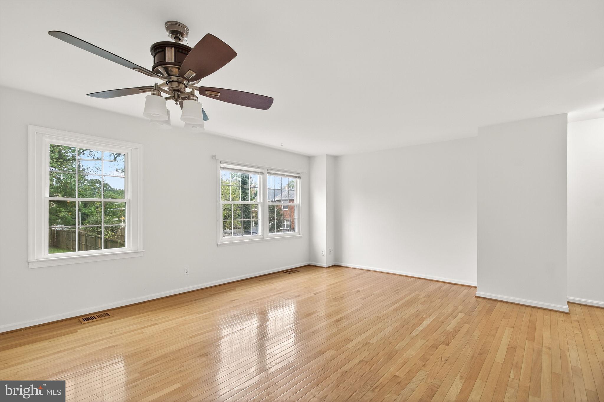 LONDON TOWNE - Residential