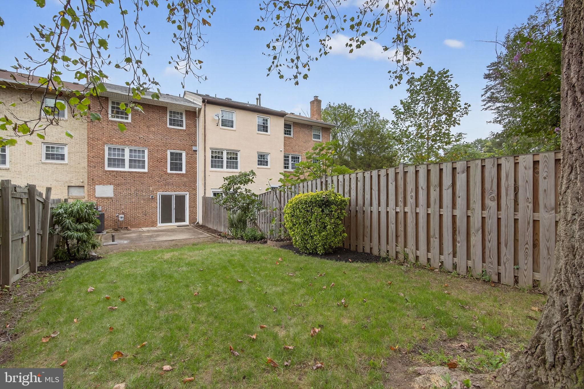 LONDON TOWNE - Residential