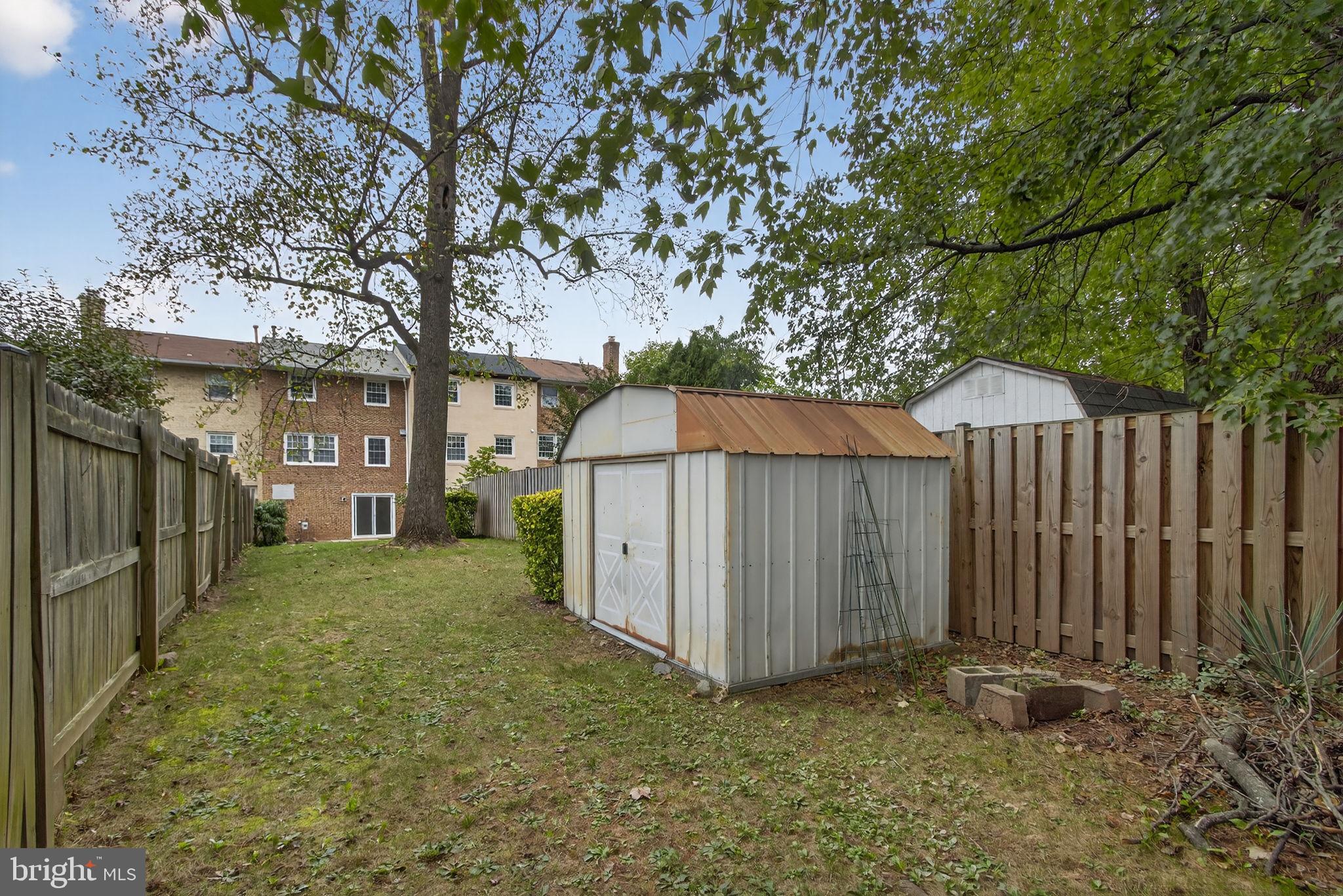 LONDON TOWNE - Residential