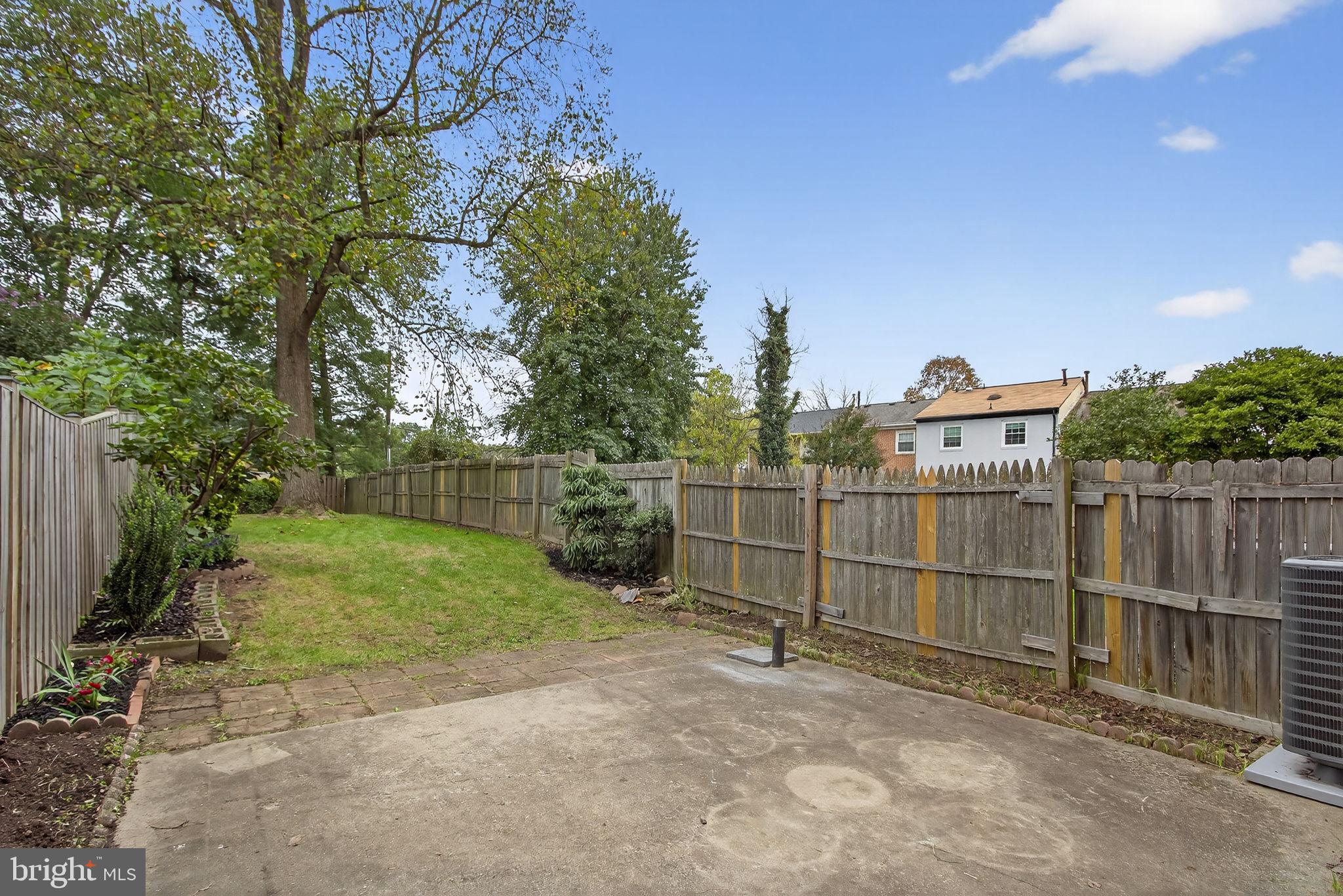 LONDON TOWNE - Residential