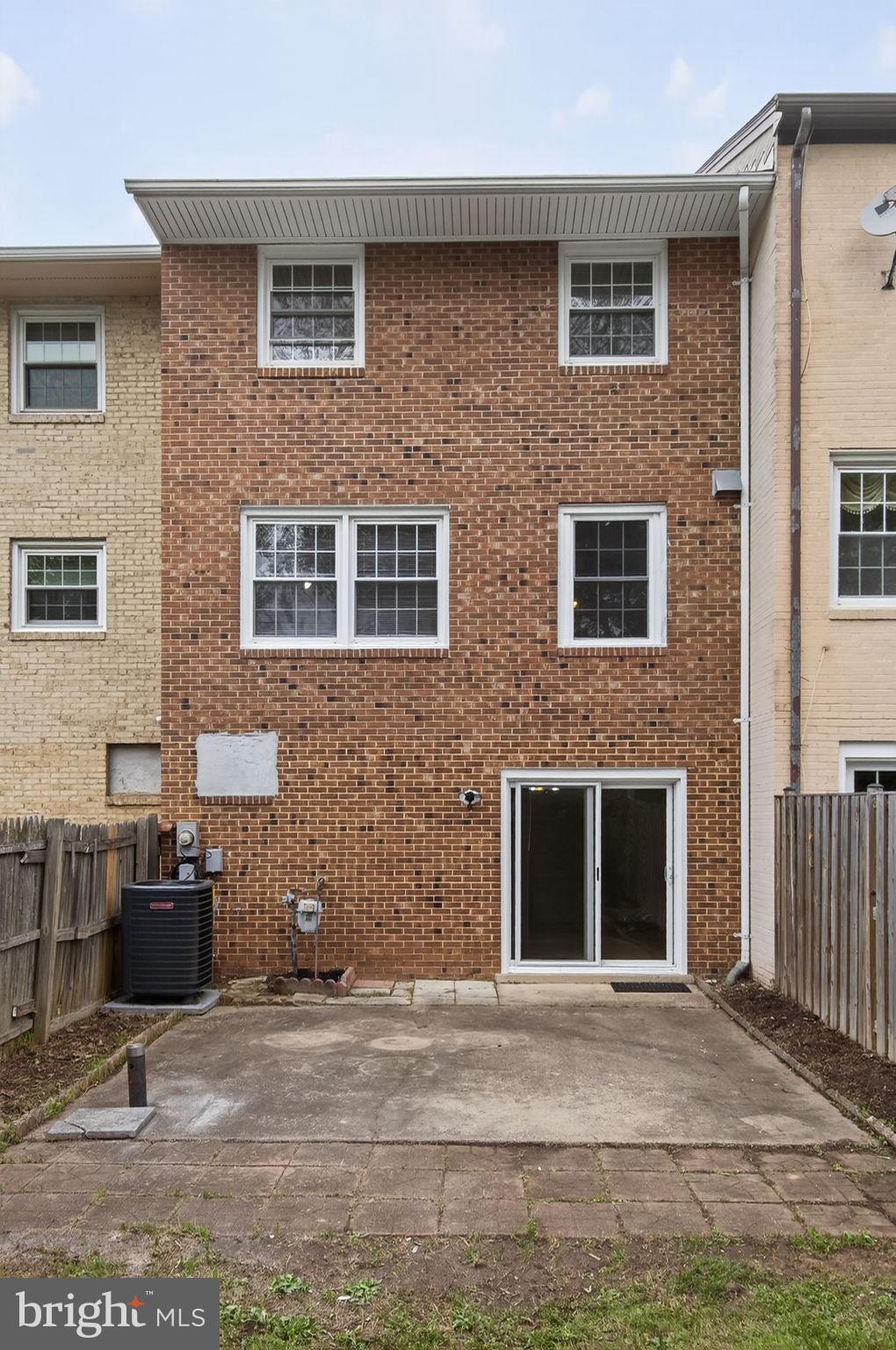 LONDON TOWNE - Residential