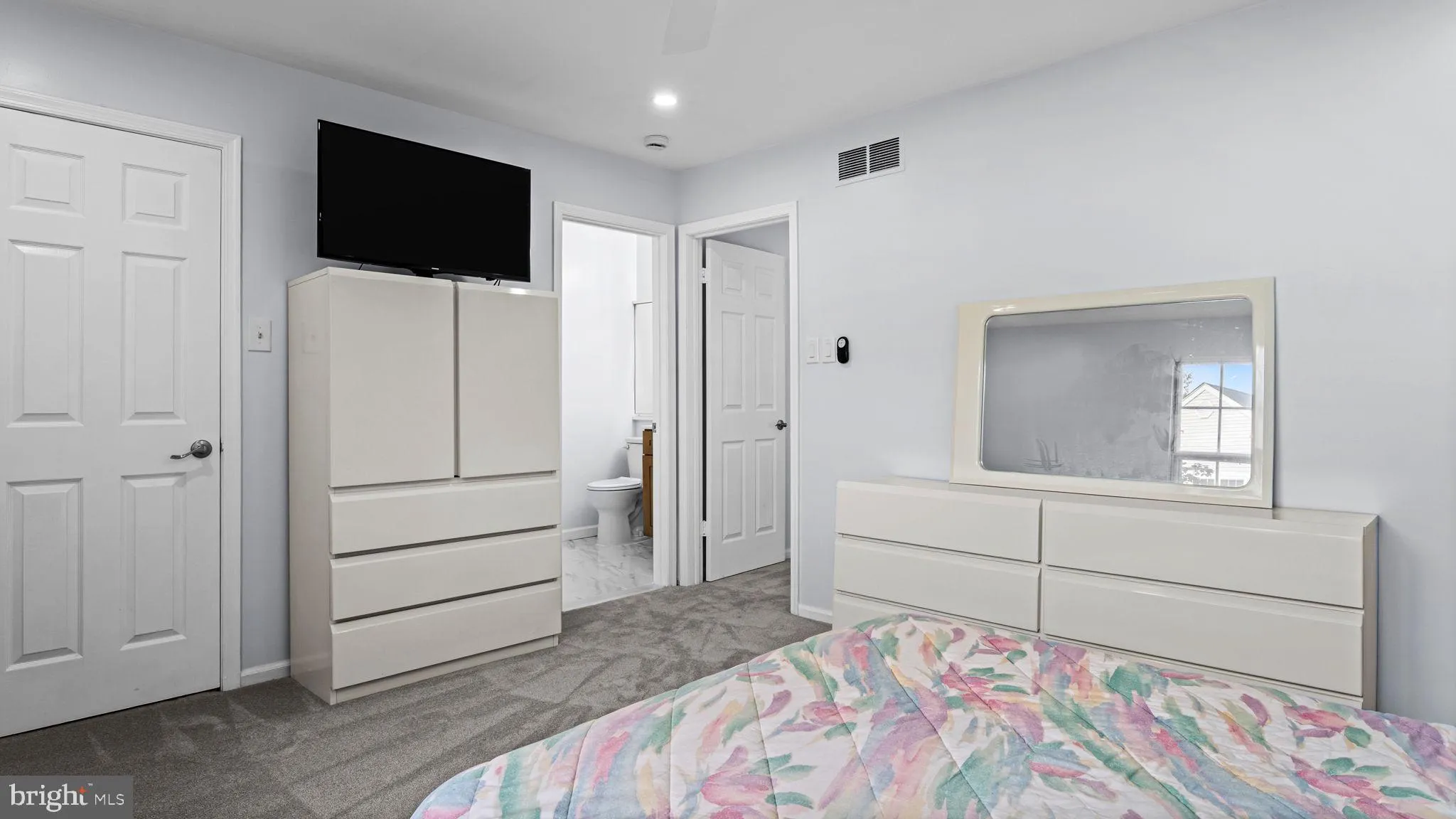 Newtown, Pennsylvania 18940, United States, 2 Bedrooms Bedrooms, ,3 BathroomsBathrooms,Residential,Pending,192517