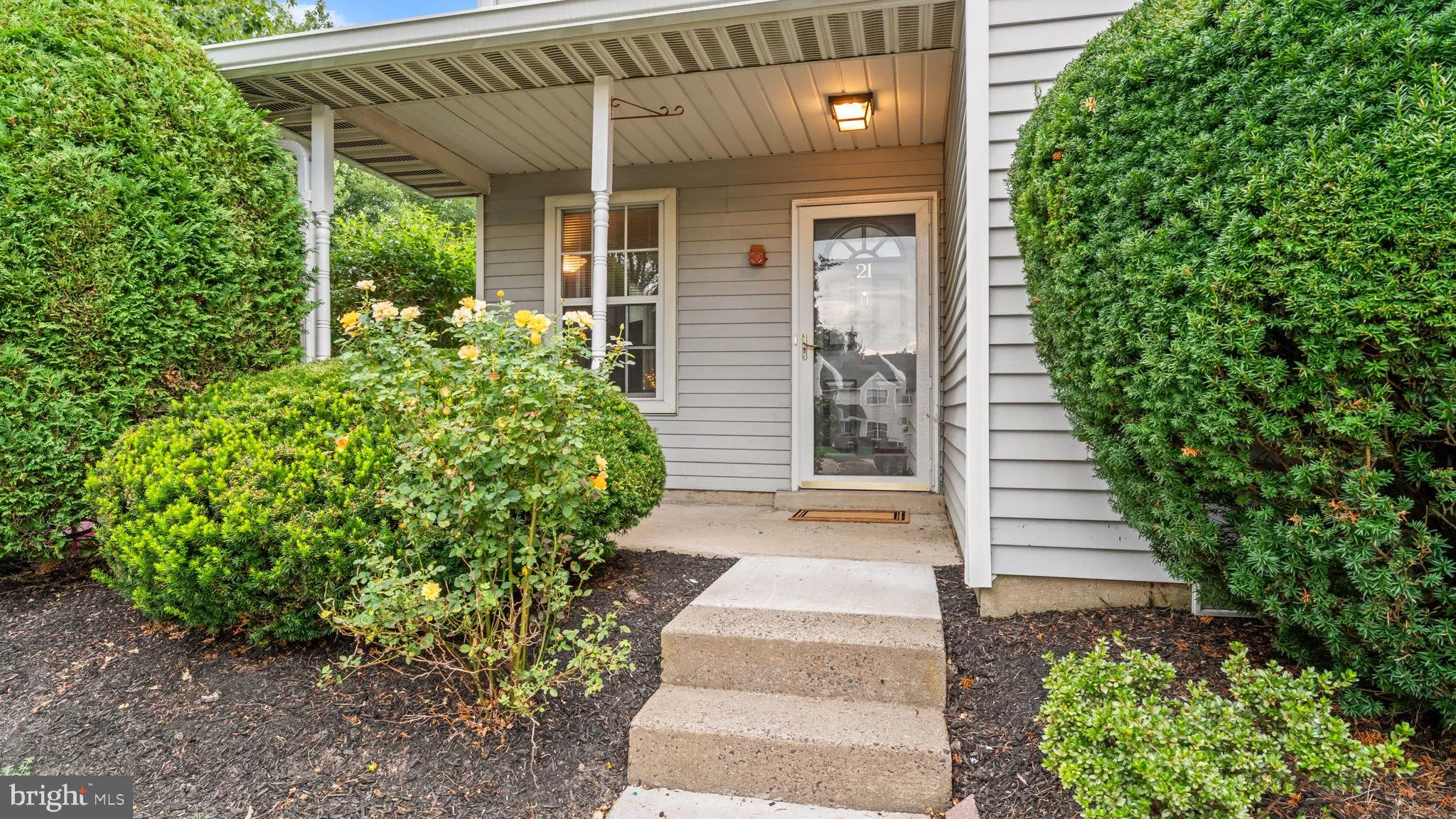 Newtown, Pennsylvania 18940, United States, 2 Bedrooms Bedrooms, ,3 BathroomsBathrooms,Residential,Pending,192517