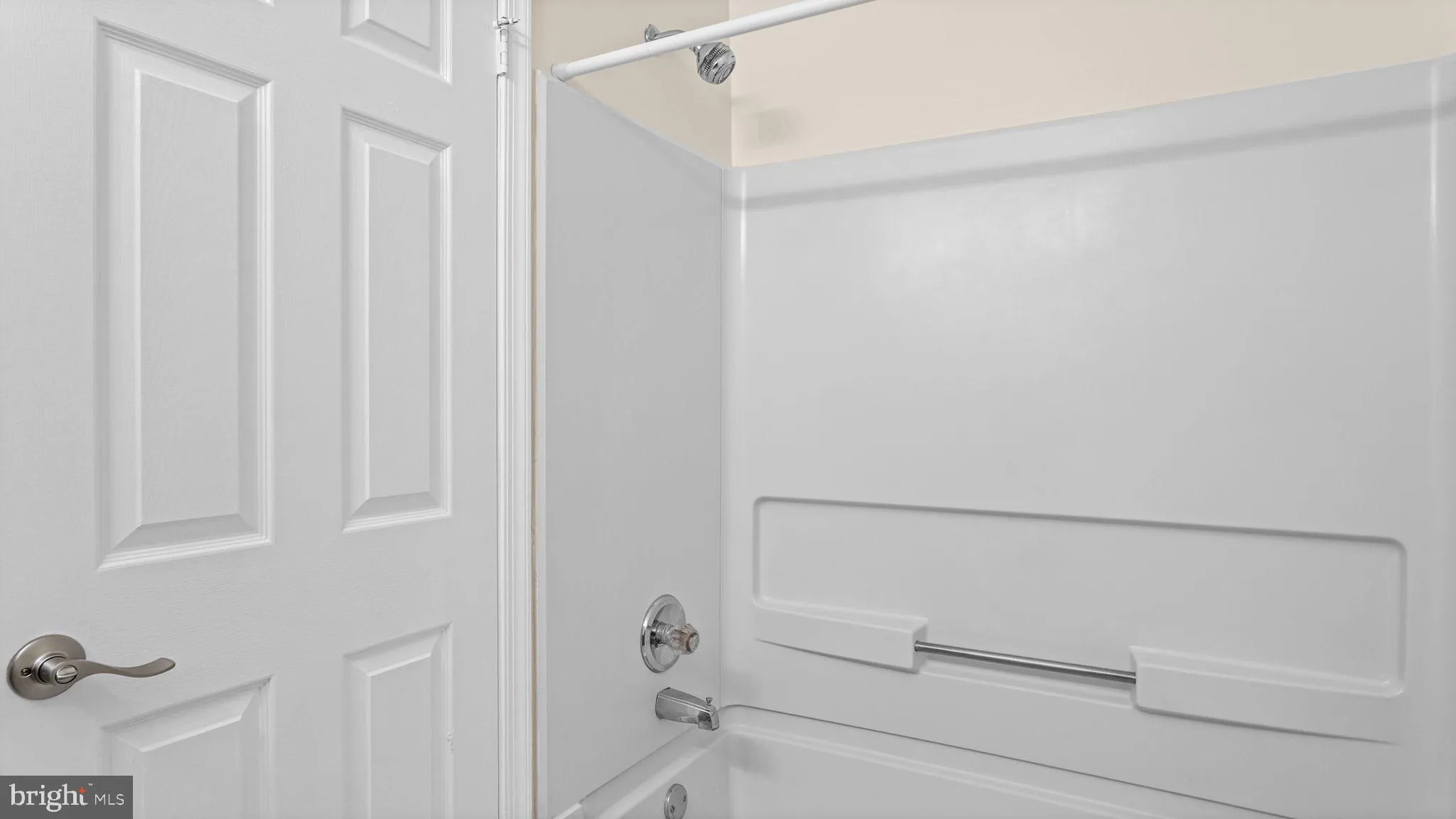 Newtown, Pennsylvania 18940, United States, 2 Bedrooms Bedrooms, ,3 BathroomsBathrooms,Residential,Pending,192517