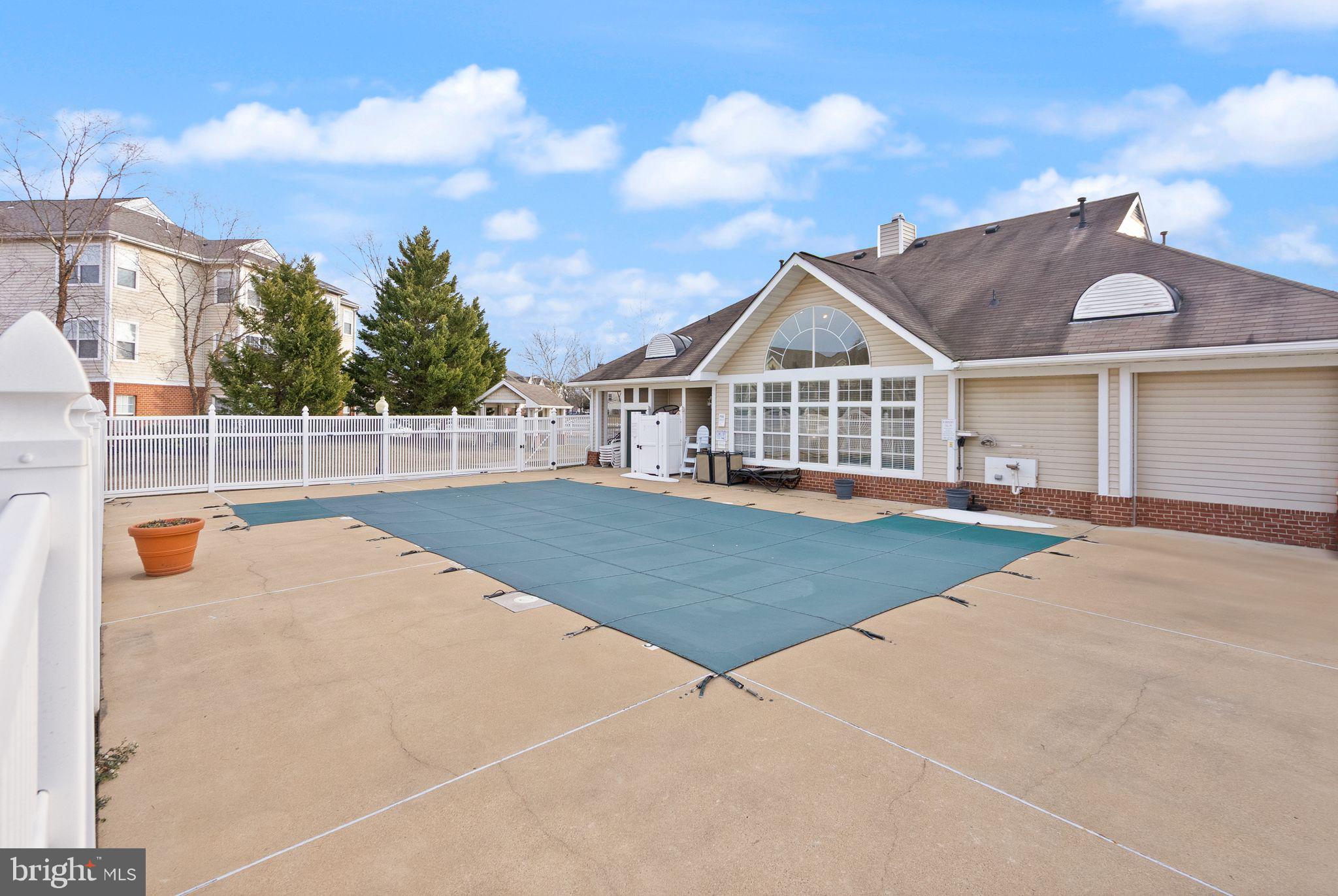 LAKESIDE AT SOUTH RIDING - Residential