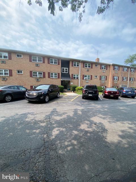 Nice second floor unit in convenient and popular Downingtown Common. . Freshly painted and all brand new flooring and all new appliances, including the AC unit. Nice Tiled bathroom., small, walk-in storage closet in hallway and two closets in the bedroom.
Absolutely no pets and no smoking. Heat and hot water include in the rent.