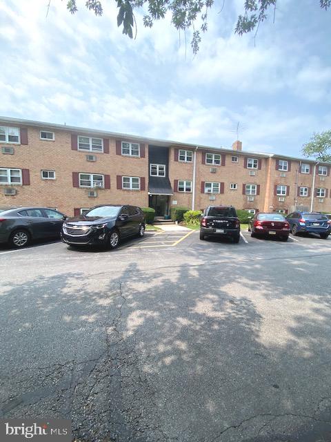 Nice second floor unit in convenient and popular Downingtown Common. . Freshly painted and all brand new flooring and all new appliances, including the AC unit. Nice Tiled bathroom., small, walk-in storage closet in hallway and two closets in the bedroom.
Absolutely no pets and no smoking. Heat and hot water include in the rent.