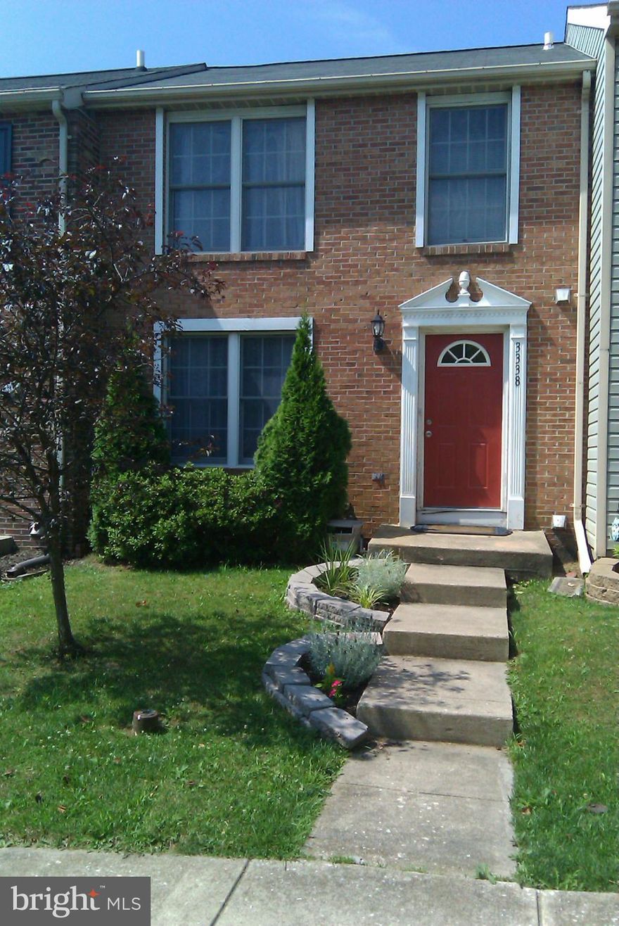 Awesome Clean & Bright Townhouse. Finished lower level family room/ possible 4th bedroom. Large Kitchen, Breakfast Bar, Fenced Yard, Deck, Built In Book Shelves, Large Master Bedroom. Available January 1, Welcome Home!