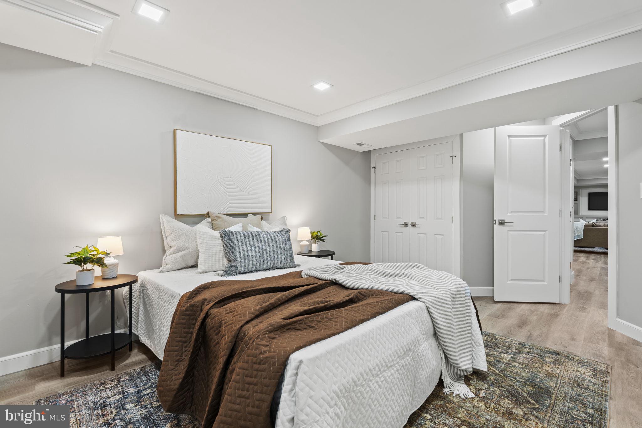 MANOR WOODS - Residential