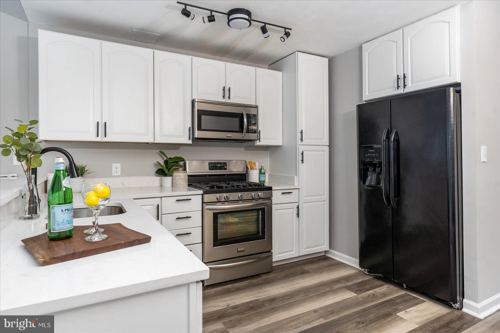 COUNTRY CLUB ESTATES - Residential