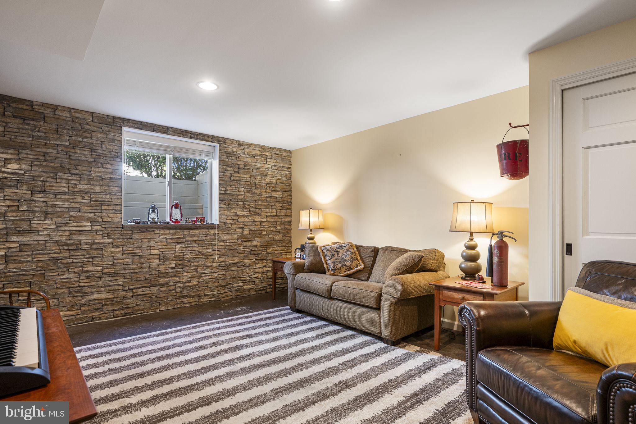 NEWPORT SQUARE - Residential