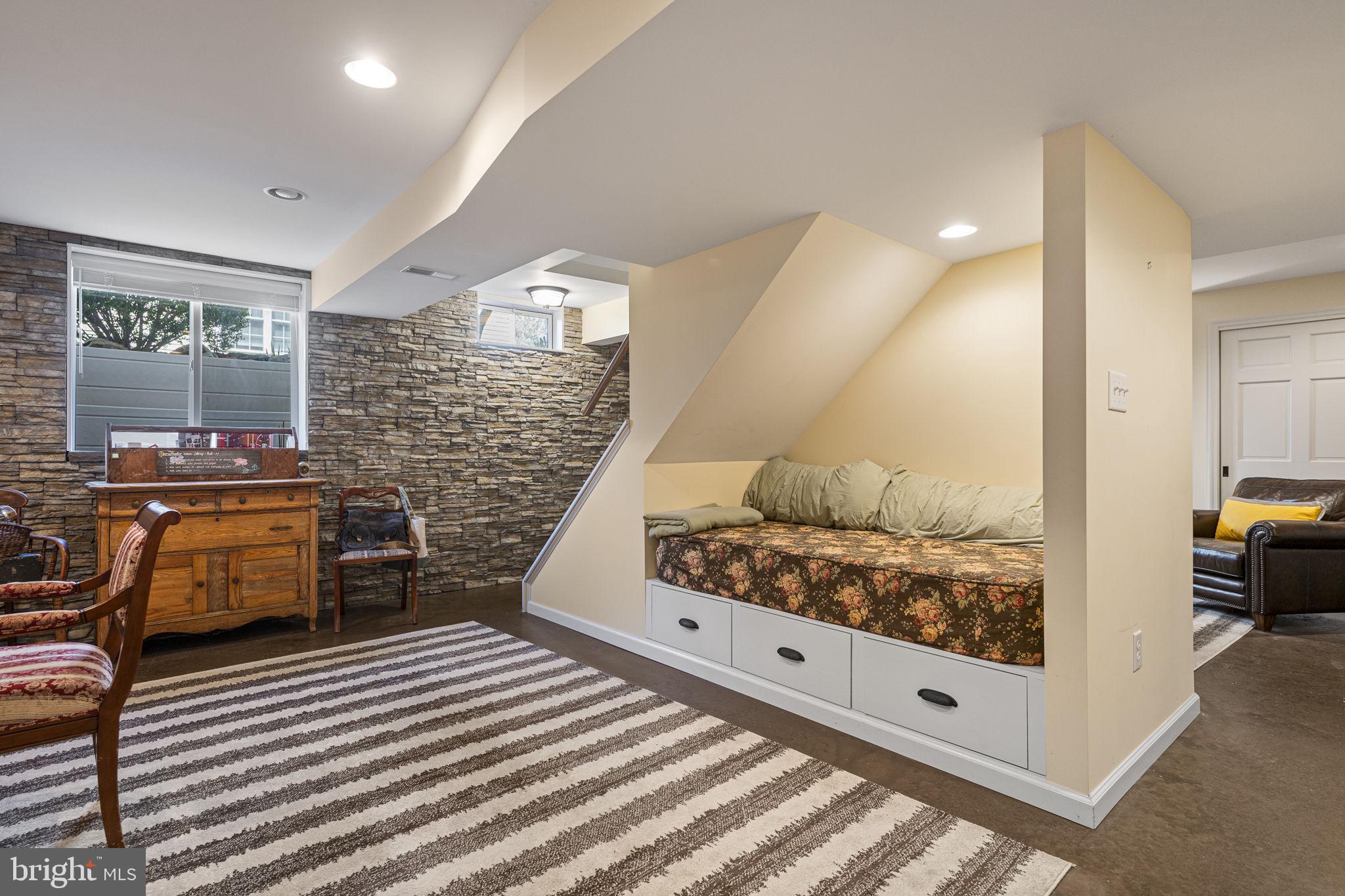 NEWPORT SQUARE - Residential