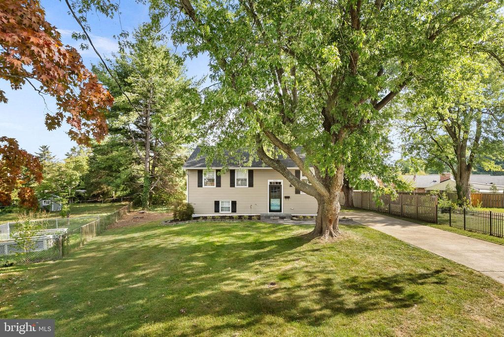 Photo of 304 Lafayette Pl SW, LEESBURG, VA 20175 (MLS # VALO2108754)