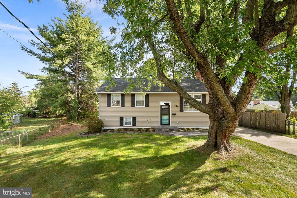 Photo of 304 Lafayette Pl SW, LEESBURG, VA 20175 (MLS # VALO2108754)