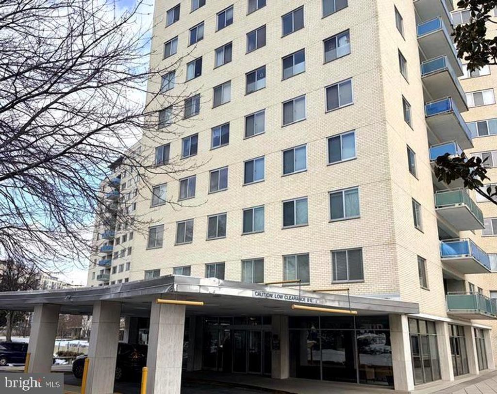 Photo of 10201 Grosvenor Pl #1204A, NORTH BETHESDA, MD 20852 (MLS # MDMC2219514)