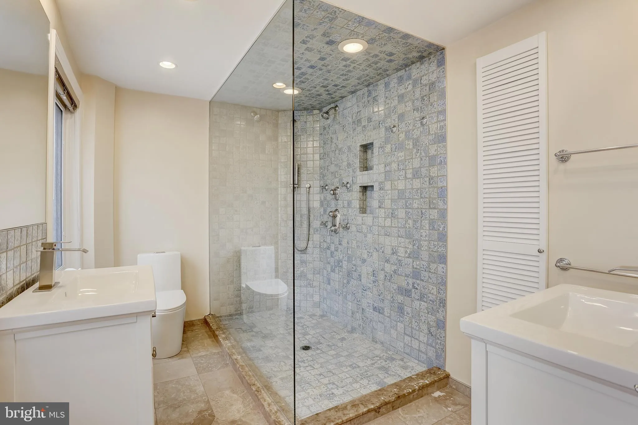Philadelphia, Pennsylvania 19106, United States, 6 Bedrooms Bedrooms, ,5 BathroomsBathrooms,Residential,Contingent,17083