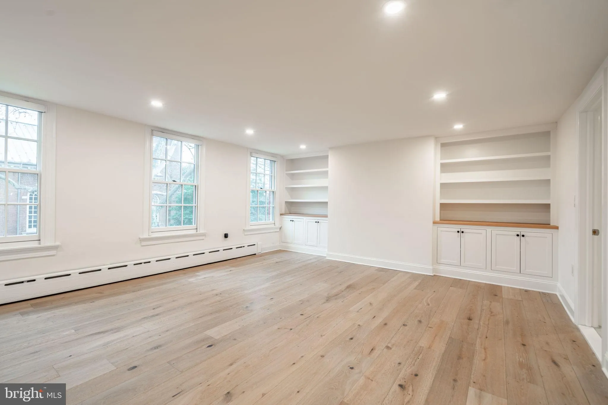 Philadelphia, Pennsylvania 19106, United States, 6 Bedrooms Bedrooms, ,5 BathroomsBathrooms,Residential,Contingent,17083