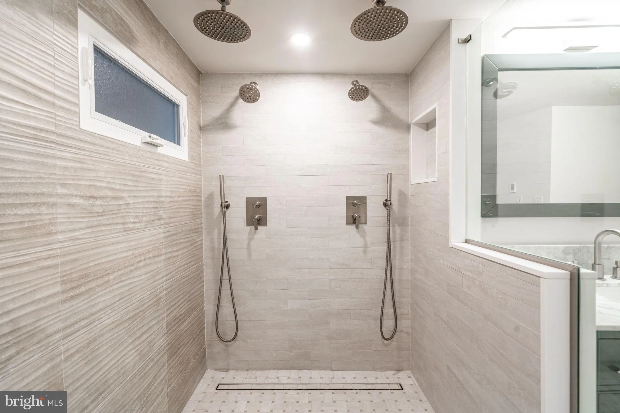 Philadelphia, Pennsylvania 19106, United States, 6 Bedrooms Bedrooms, ,5 BathroomsBathrooms,Residential,Contingent,17083