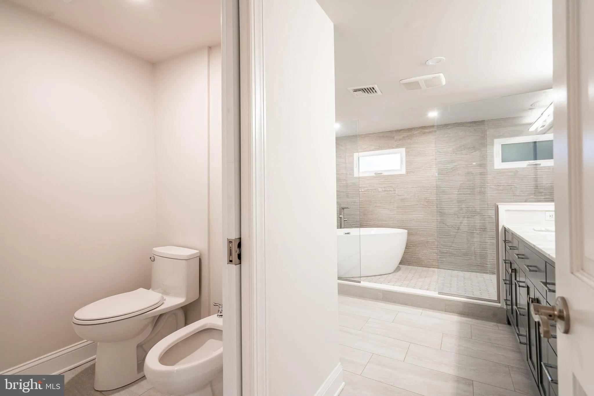 Philadelphia, Pennsylvania 19106, United States, 6 Bedrooms Bedrooms, ,5 BathroomsBathrooms,Residential,Contingent,17083