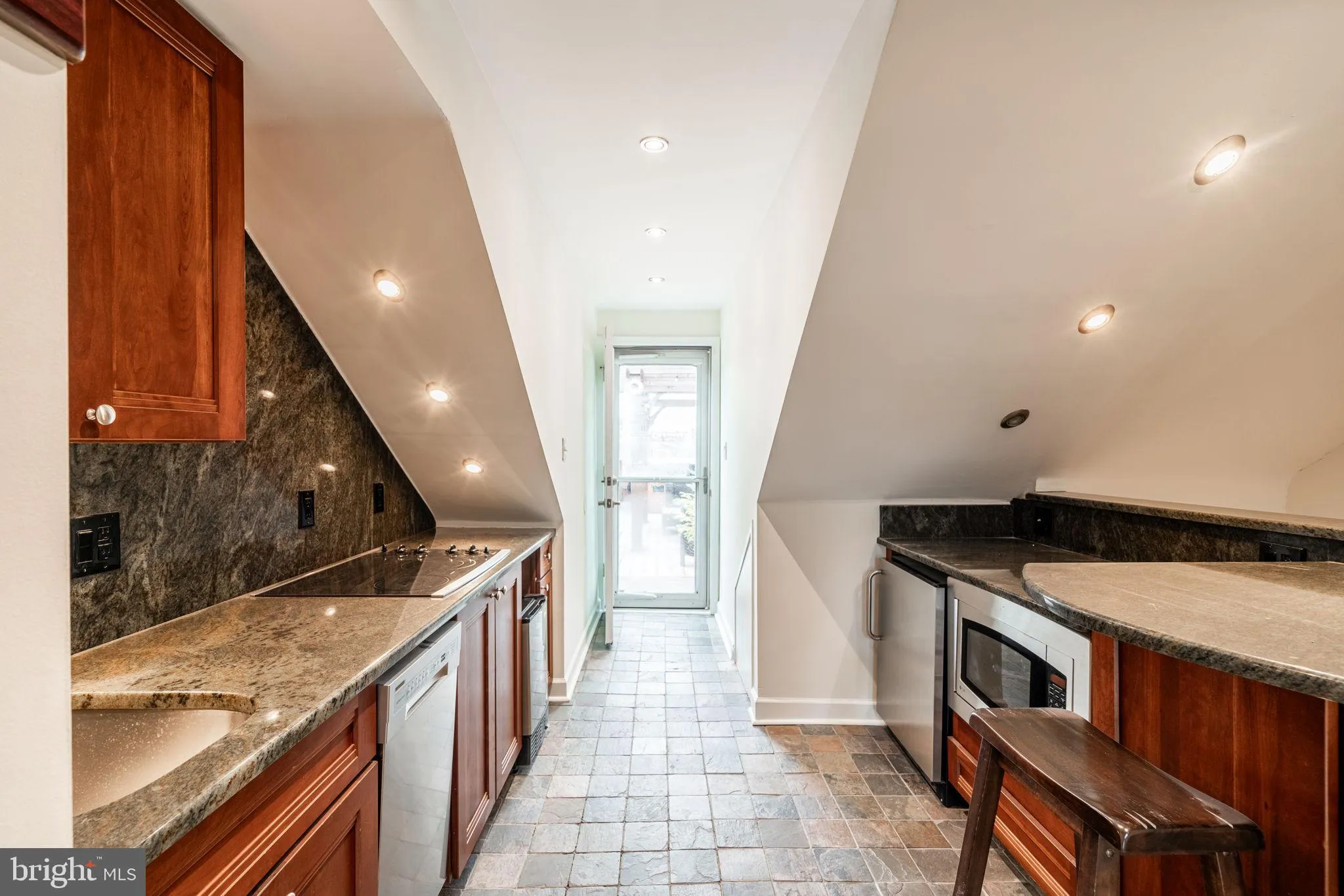 Philadelphia, Pennsylvania 19106, United States, 6 Bedrooms Bedrooms, ,5 BathroomsBathrooms,Residential,Contingent,17083