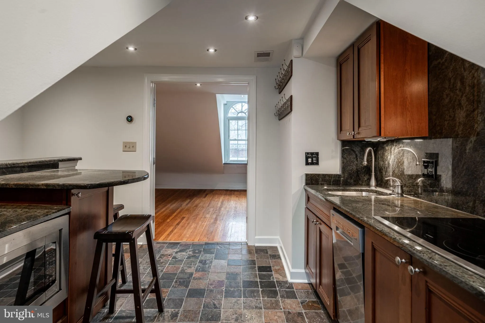 Philadelphia, Pennsylvania 19106, United States, 6 Bedrooms Bedrooms, ,5 BathroomsBathrooms,Residential,Contingent,17083