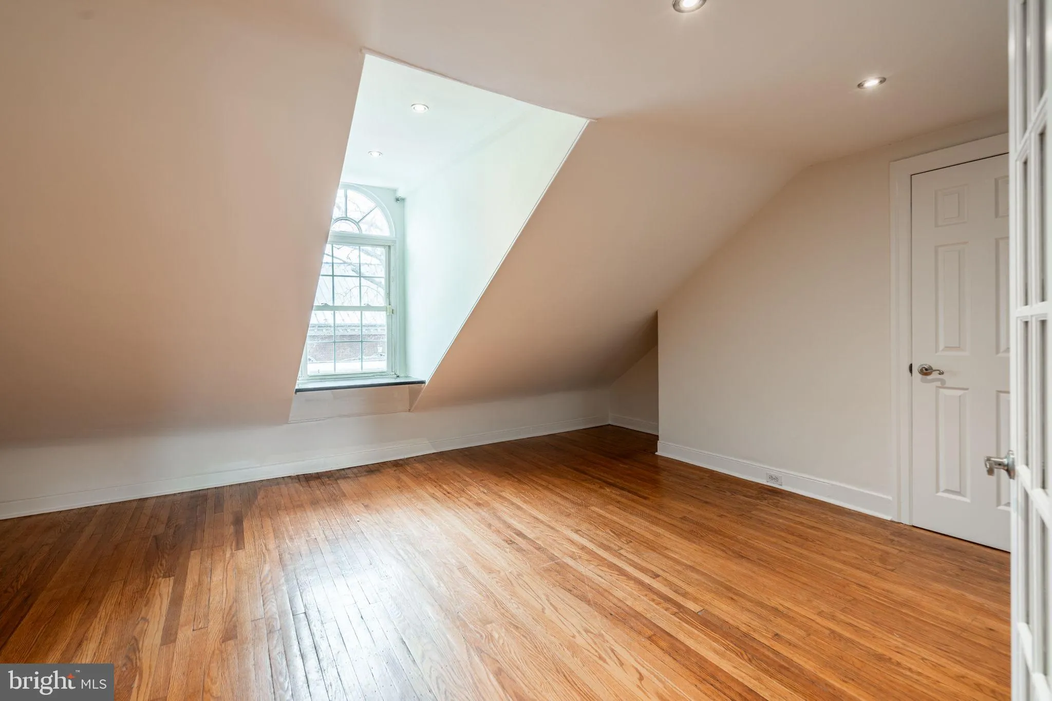 Philadelphia, Pennsylvania 19106, United States, 6 Bedrooms Bedrooms, ,5 BathroomsBathrooms,Residential,Contingent,17083