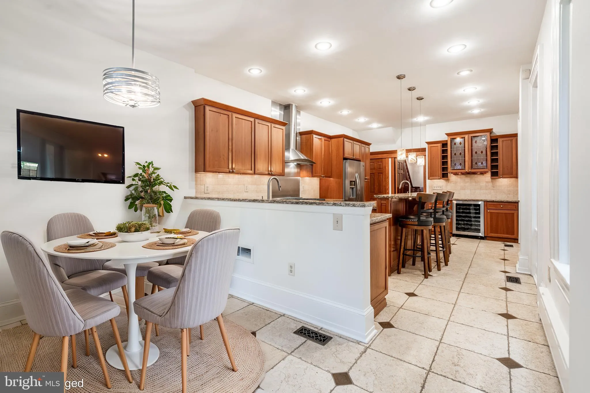 Philadelphia, Pennsylvania 19106, United States, 6 Bedrooms Bedrooms, ,5 BathroomsBathrooms,Residential,Contingent,17083
