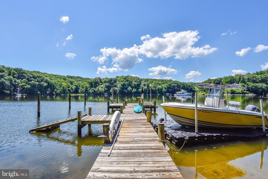 Spa Oasis on 1.5 acres of Private Waterfront Point. Deep-water pier shared w 1 neighbor or BUILD YOUR OWN!! Beautiful first-floor master suite w walk-in closet and jaw-dropping bath w/ Carrara marble & floor-to-ceiling windows & water views.Open floor plan, vaulted ceilings, custom built-ins, artist's loft/play room, & new Composite deck.