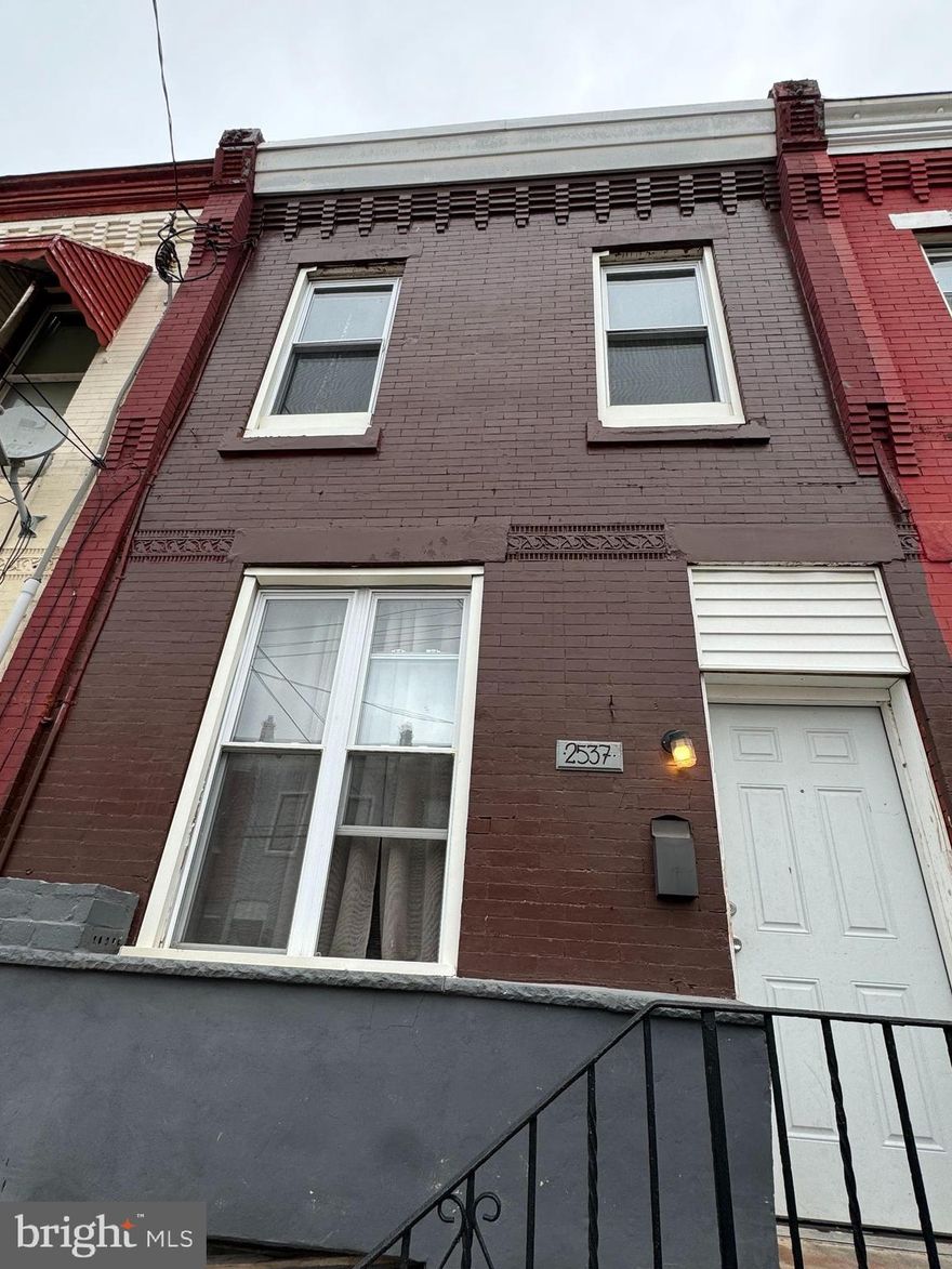 Welcome to 2537 W Montgomery Ave!
This property is perfect for investors looking to add to their portfolio or for buyers ready to make it their new home.