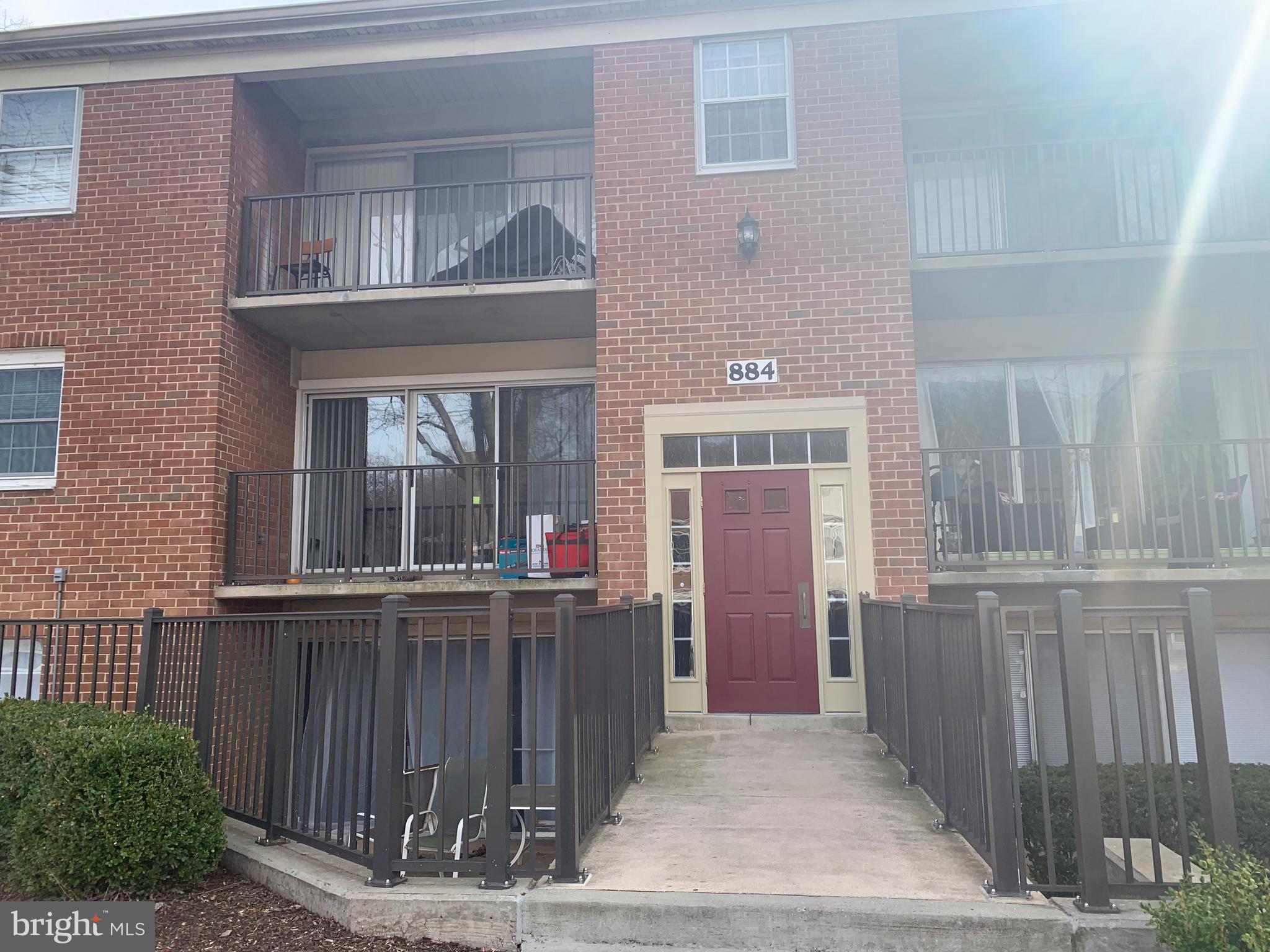 Two Bedrooms, Top floor, summy quiet and in a beautiful community with free swimming pool, back to woods, A doorstep distance to the bus to Rockville Metro & MARC satiation, a plenty parking spaces, located next Montgomery College, close to Rockville Town Center, major highway, shopping center and many restaurants.