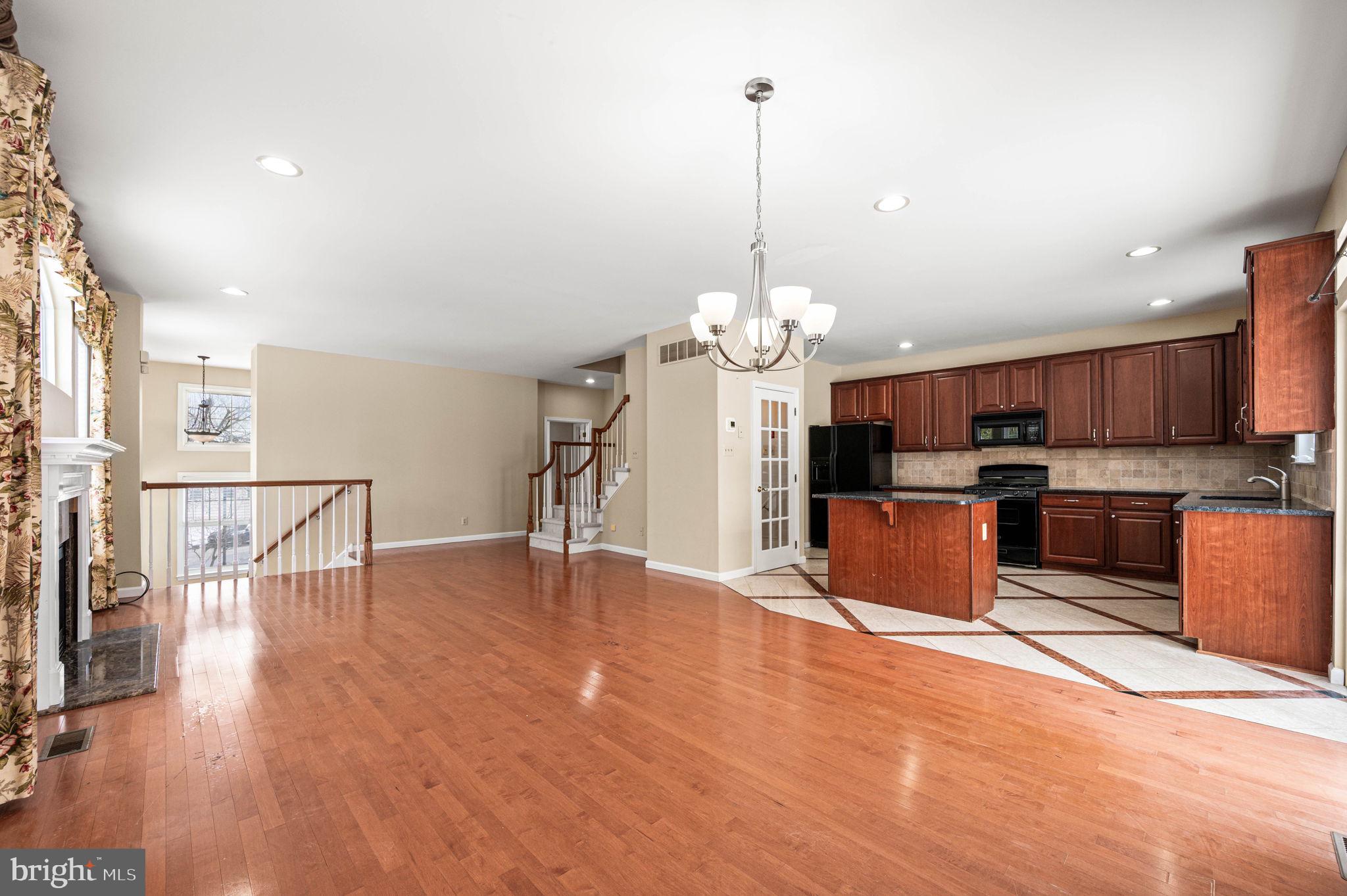 CHARLESTOWN OAKS - Residential Lease